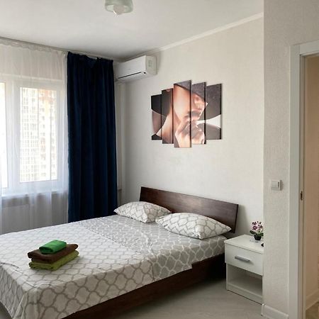 Cozy Apartment On Gmyri 12B Near Metro Poznyaki Kiev Exterior foto