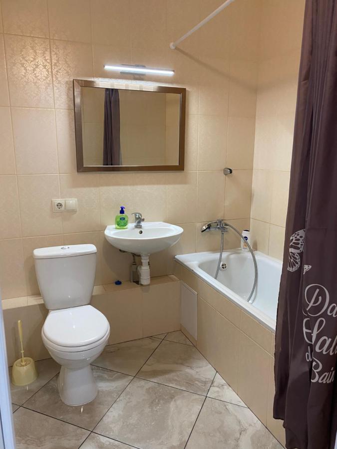 Cozy Apartment On Gmyri 12B Near Metro Poznyaki Kiev Exterior foto