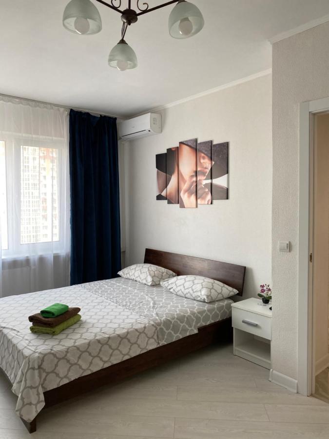 Cozy Apartment On Gmyri 12B Near Metro Poznyaki Kiev Exterior foto